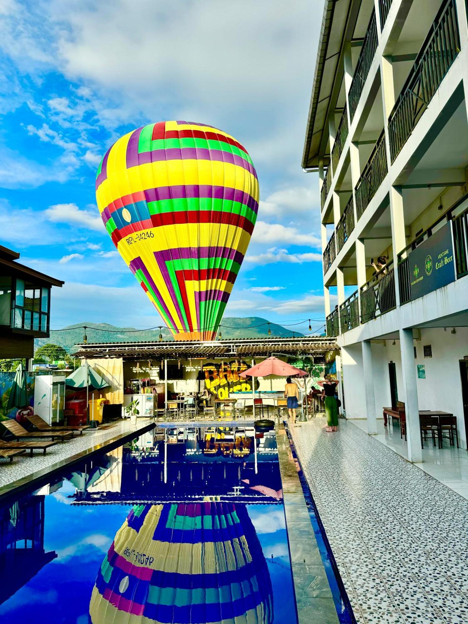 Vang Vieng Backpackers Hostel エクステリア 写真