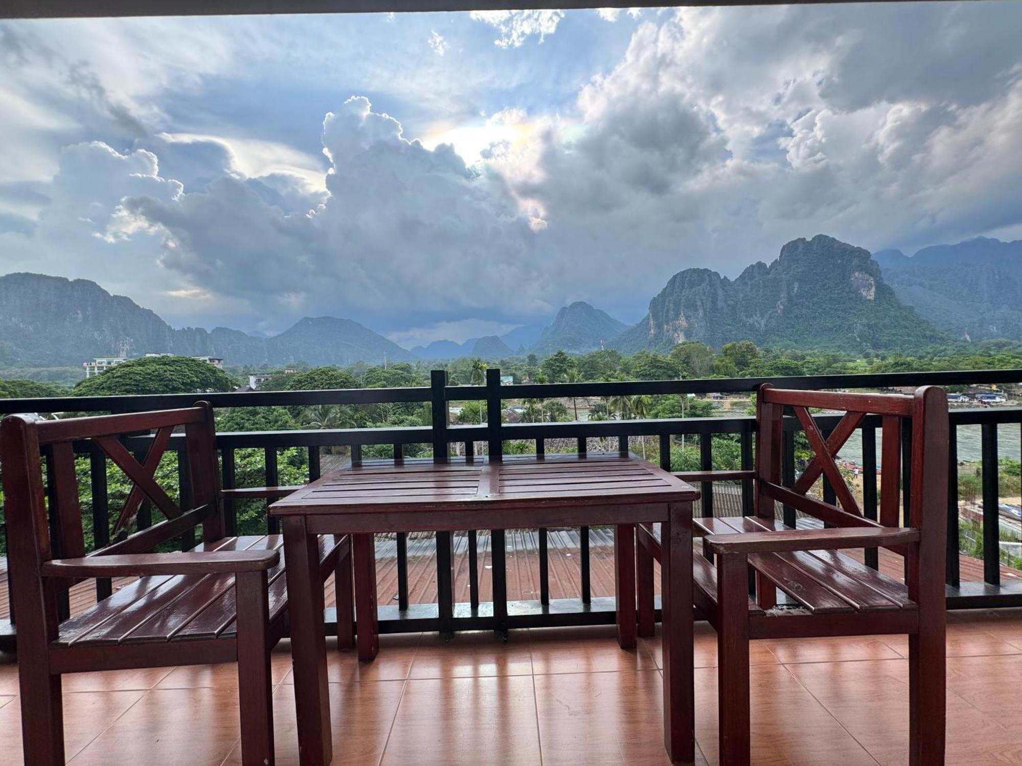 Vang Vieng Backpackers Hostel エクステリア 写真
