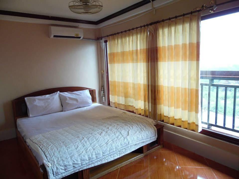 Vang Vieng Backpackers Hostel エクステリア 写真
